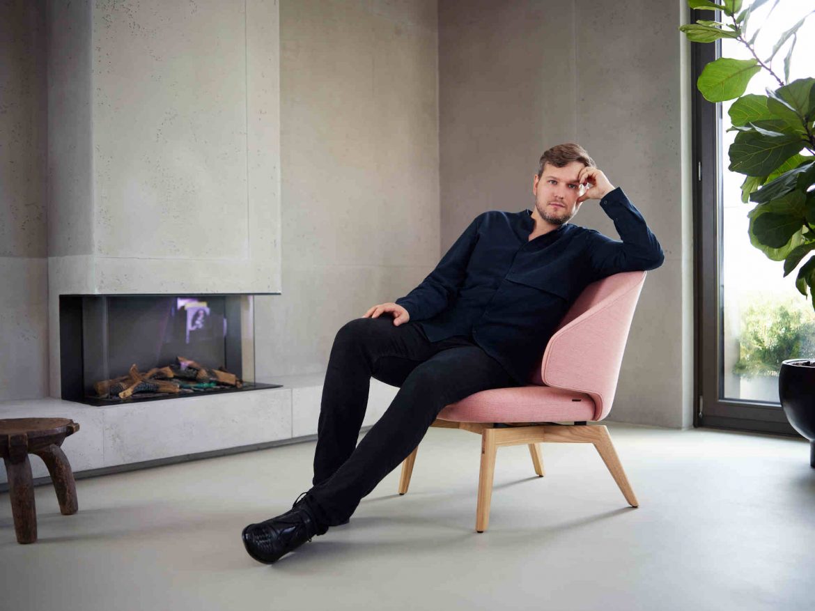 Let v. Sebastian Herkner f. Fritz Hansen