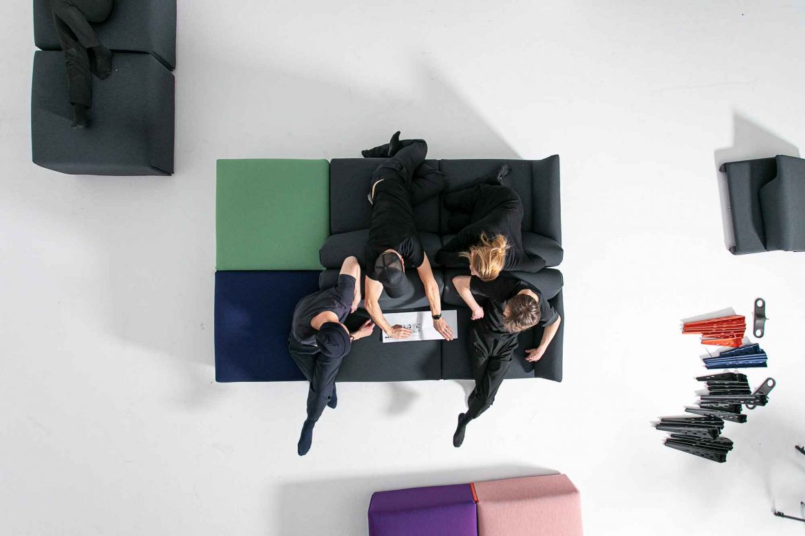 Stefan Diez und Team spielen mit Costume. © Magis