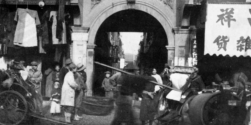Historische Aufnahme eines Eingangs zu einem Longtang in Shanghai