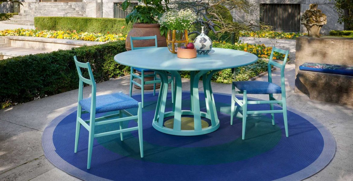 Den legendären Leggera-Stuhl von Gio Ponti gibt es nun auch in einer Outdoor-Version. © Cassina