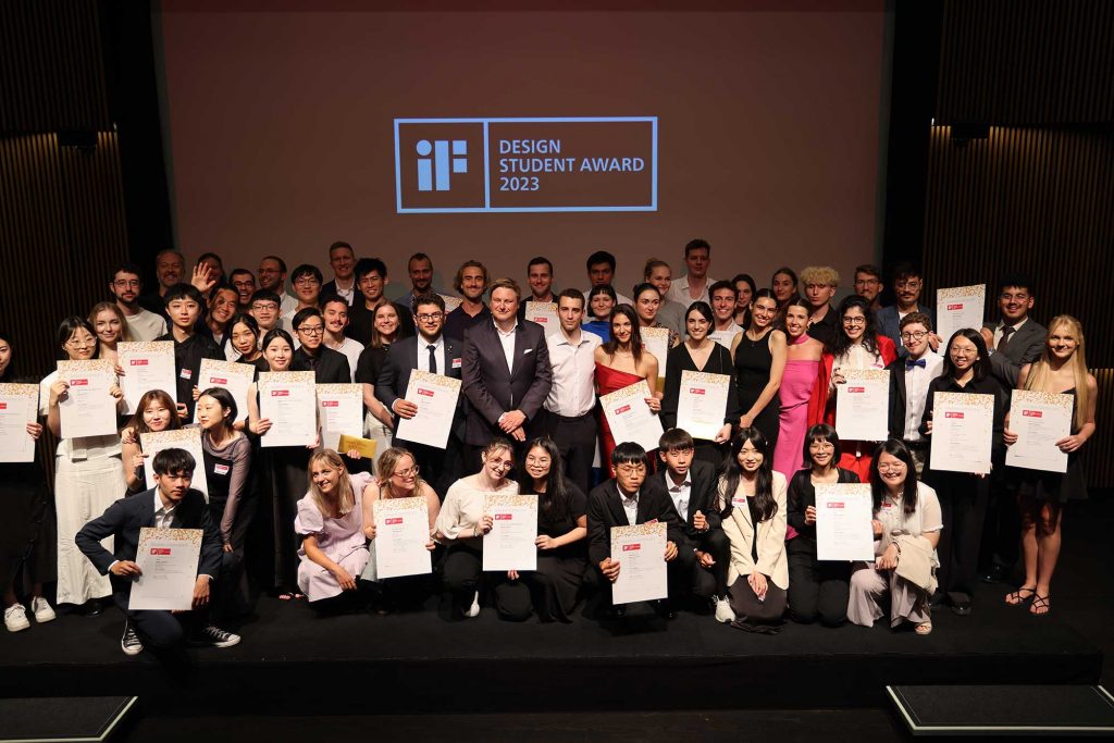 Gruppenfoto der Gewinner des iF DESIGN STUDENT AWARD 2023 inkl. iF Design CEO Uwe Cremering. © iF Design