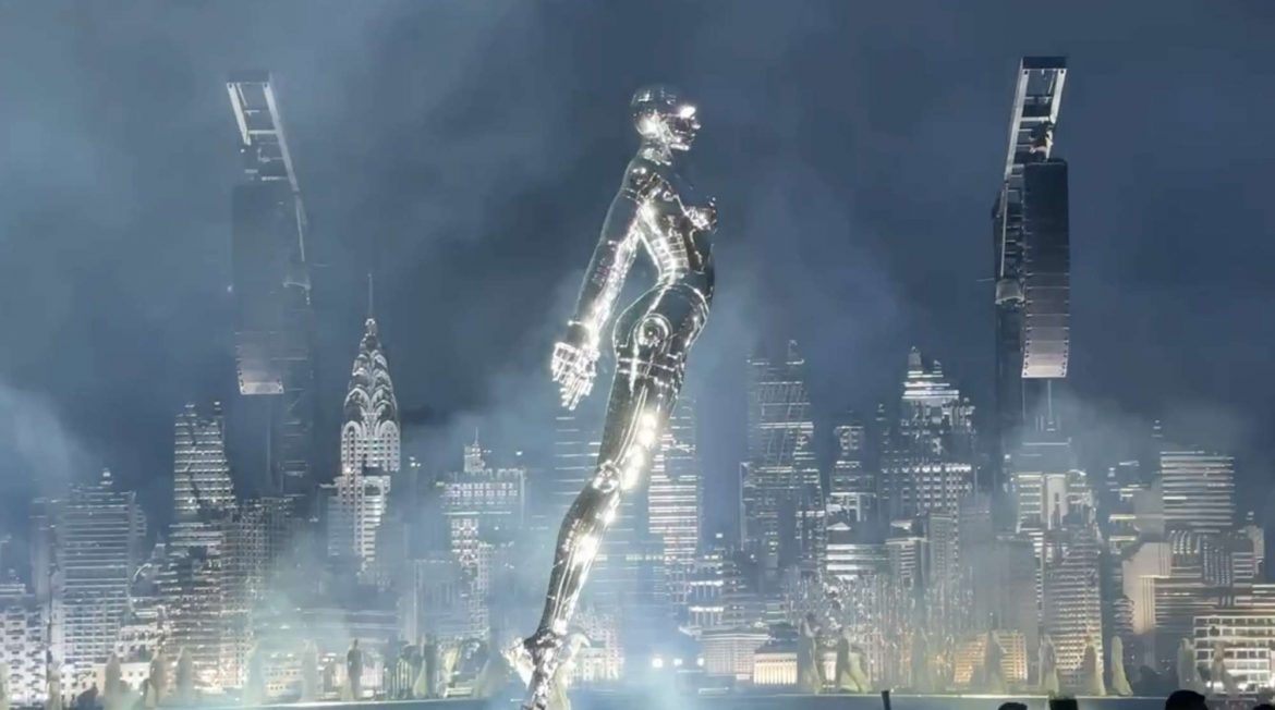 In der „After Hours Til Dawn World Stadium Tour 2023“ von THE WEEKND ließ Devlin Fritz Langs Maschinenmenschen eindrucksvoll wieder aufleben. © Es Devlin