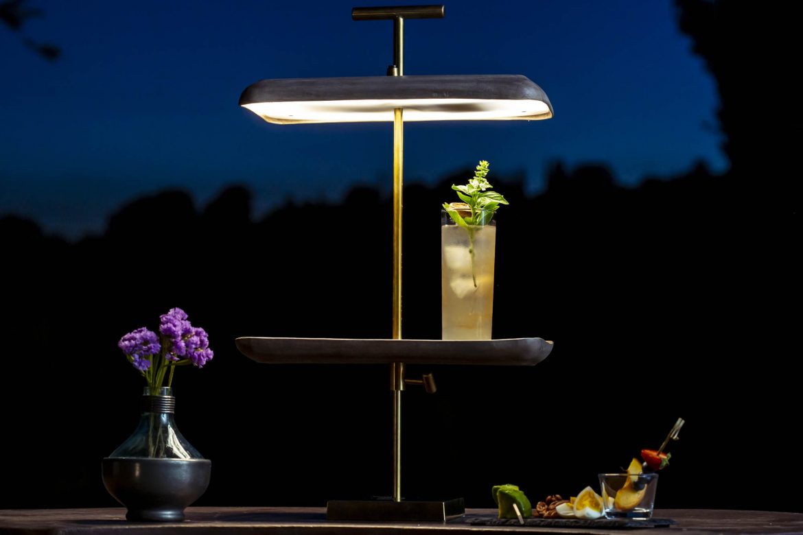 „Armor Trick“, die Tischleuchte kann als dekoratives Objekt oder als Whiskeylampe für intimere Abende verwendet werden. Sie verleiht jedem Tisch oder Raum, einen Hauch von Eleganz. © Il Bronzetto
