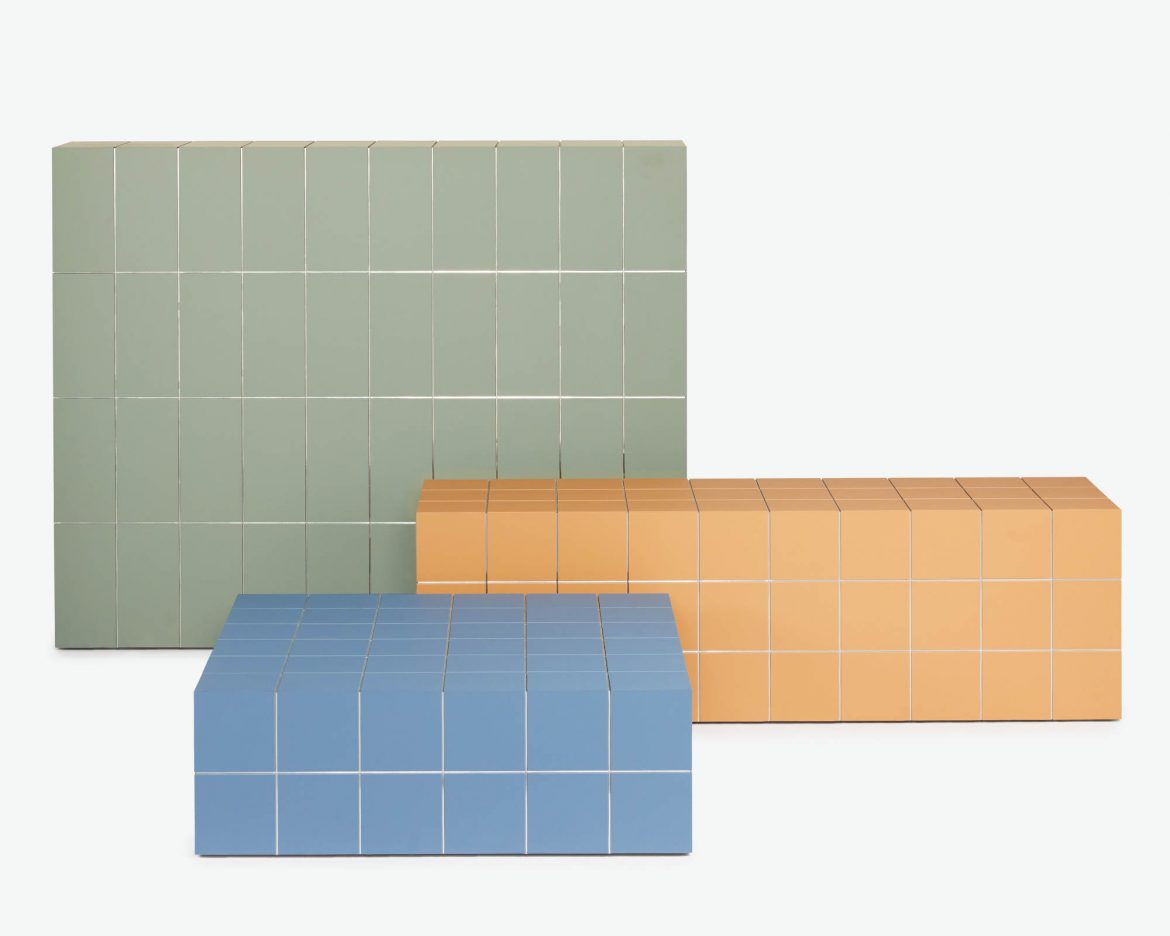 Das Projekt 1-2 many von studio mist-o zeigt eine Serie skulpturaler Volumina, die aus FENIX®-Platten bestehen, die in kleine, 6 mm dicke Quadrate unterteilt sind. © FENIX®