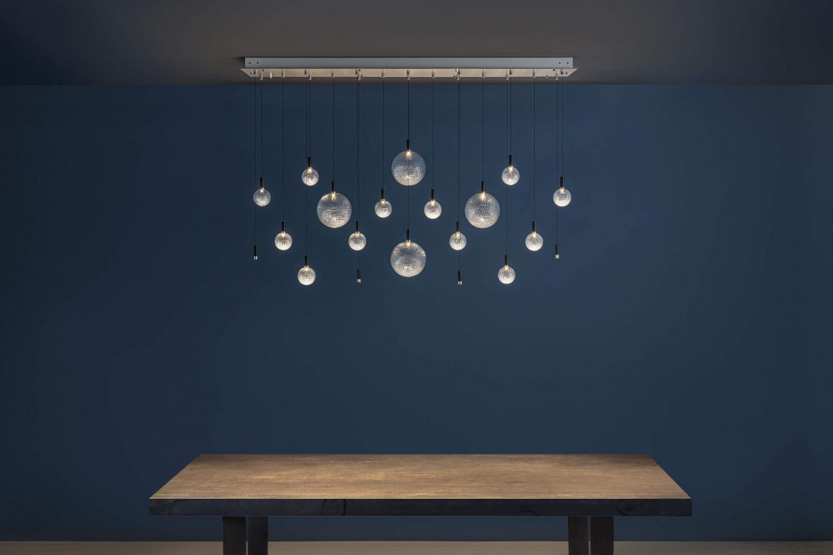 Durch die Transparenz des Glases und die dünnen Haltekabel zeichnet sich der „Par 18 Chandelier“ durch eine gewisse Leichtigkeit, hohe Eleganz und besondere Lichteffekte aus. Foto © Nava Rapacchietta