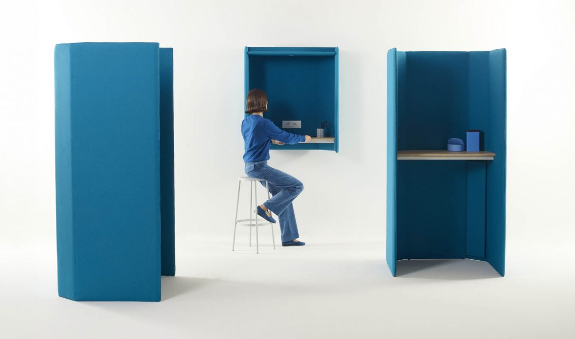 Das Kokoro-System wurde von Federica Biasi nach und nach erweitert, um Sofas, Sessel, Bänke, Tische, Couchtische, Arbeitsboxen, Trennwände und nun die neue Telefonbox. © Manerba