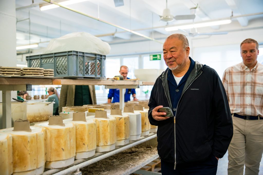 Ai Weiwei besucht die Keramikmanufaktur in Gmunden. Im Hintergrund Alexander Köck (Gmundner Keramik). © Gmundner Keramik