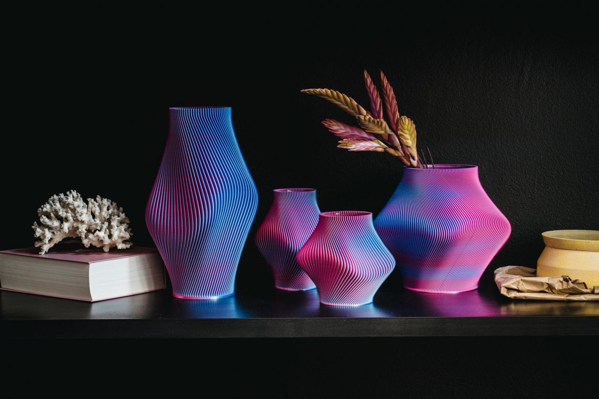Das Wiener Designstudio Sheyn stellt mittels Hightech-3D-Druck beeindruckend schillernde Vasen her. © Sellerie Studio – diesellerie.com