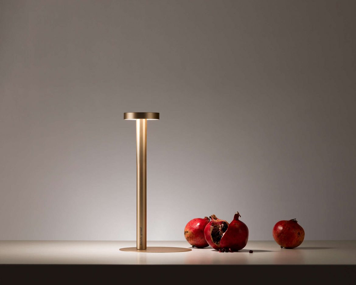 Die TeTaTet Touch-Leuchte in neuen Finishes. Im Bild: Mattgold. © Davide Groppi srl