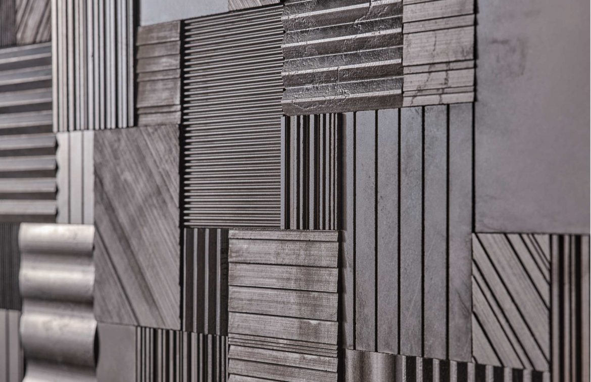 Die Ausdruckskraft der „Patchwork“-Kollektion ist kaum zu überbieten und würde gut in ein Setting mit Kunstwerken von H.R. Giger passen. © Salvatori