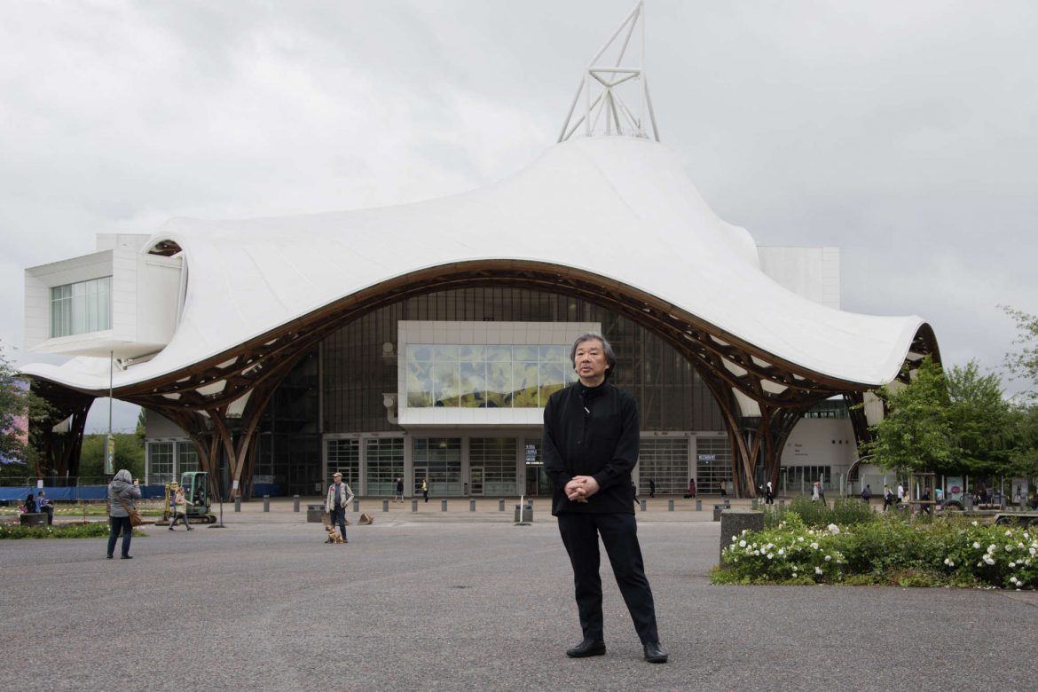 Shigeru Ban vor dem Centre Pompidou Metz (2010), im Mai 2024. © The Japan Art Association, Foto: Shun Kambe