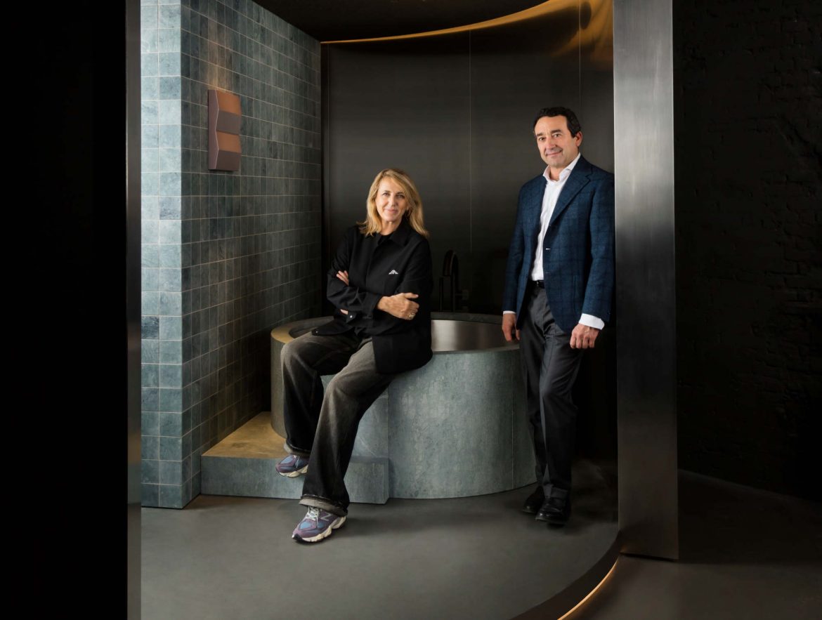 Für Patricia Urquiola und Gabriele Salvatori (CEO) stellt die neue Badezimmer-Kollektion die dritte Zusammenarbeit dar. © Salvatori