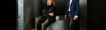 Für Patricia Urquiola und Gabriele Salvatori (CEO) stellt die neue Badezimmer-Kollektion die dritte Zusammenarbeit dar. © Salvatori