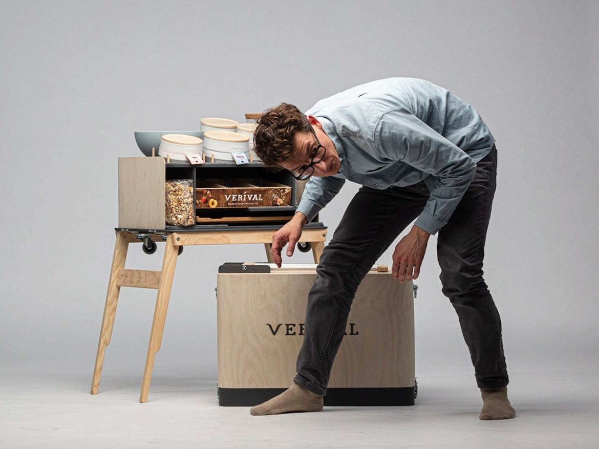 Walter Grill sind klassische Designwerte wie Ästhetik, dezente Materialnutzung und die Reduktion auf das Wesentliche wichtig. Aber auch der Humor spielt eine bedeutende Rolle. Foto © Christian Novak