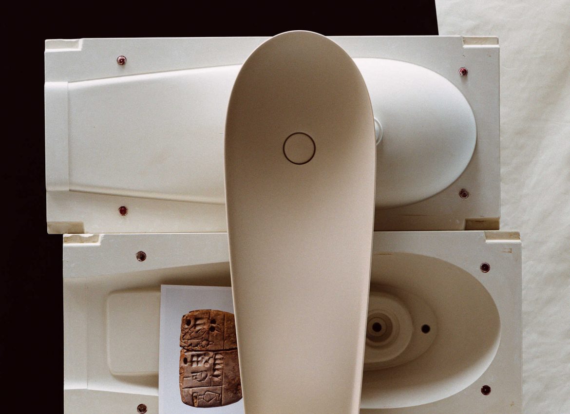 Die 12 Farben der Farbpalette umfassen gedeckte Farbtöne. Im Bild die Farbe „Babylonian Sand“, die auf die Sandfarben der mesopotamischen Kultur (Euphrat / Tigris) Bezug nimmt, die weit in vorchristliche Jahrtausende zurückreicht. © LAUFEN