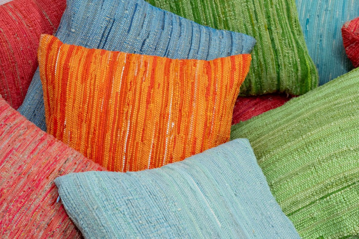 Kissen aus japanischem Sakiori-Stoff, der aus recycelten Kimonos besteht. © Ito Suzuki