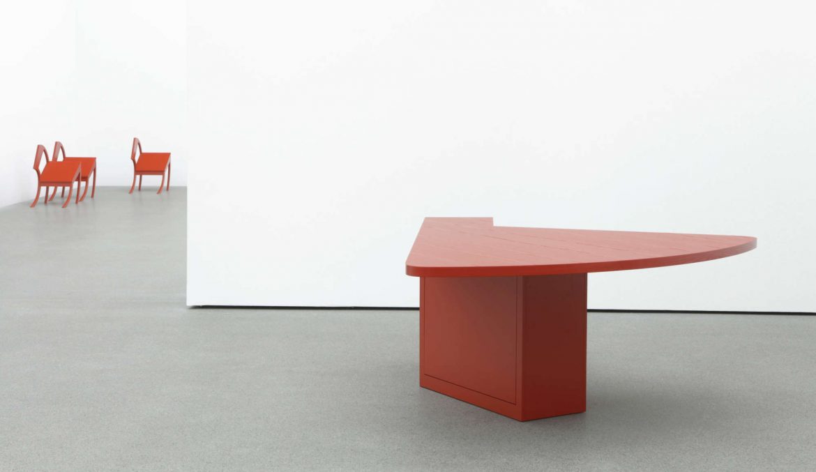 Der vielseitige M1-Tisch in Rot. Im Hintergrund sind die ikonischen Classroom Chairs von Stefan Wewerka zu sehen. © Tecta