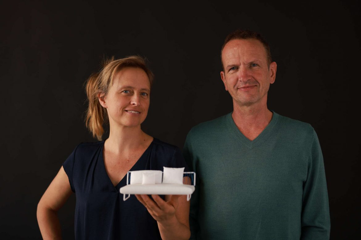 Heike und Harald Guggenbichler gründeten ihr Designstudio im Jahr 2004. Das Foto zeigt die beiden mit einem Modell des Sofas Valmer (Cinna). Foto © Simon Rajchl