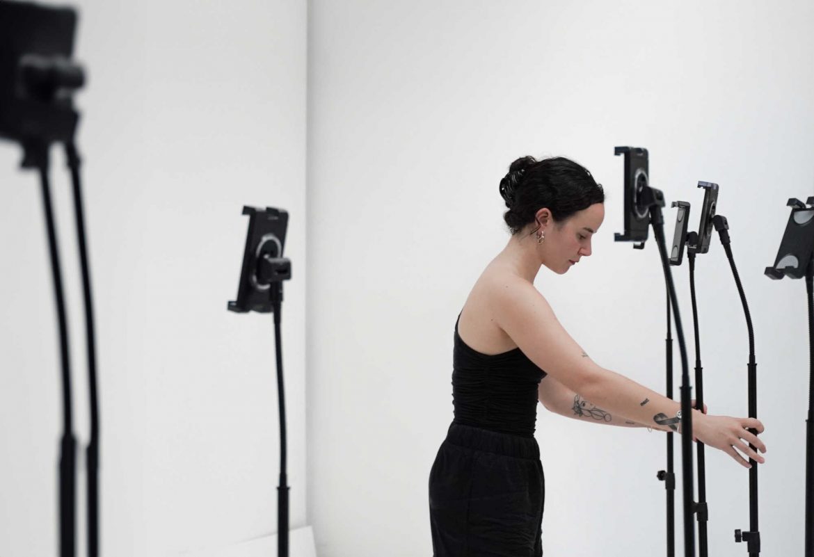 Dutch Design Week 2024: Ginevra Petrozzi betrachtet Hexerei als Mittel gegen den Überwachungskapitalismus und nutzt Zauberei und Rituale, um sich der technologischen Kontrolle zu widersetzen. © Chiara Cor