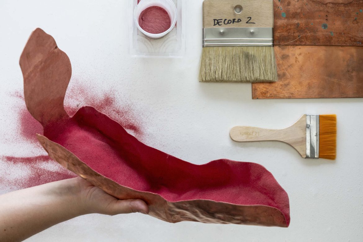 Über ein Jahr lang arbeitete Caterina Roppo mit den Handwerkern von Incalmi zusammen, um alte Techniken neu zu interpretieren. Foto © Serena Eller