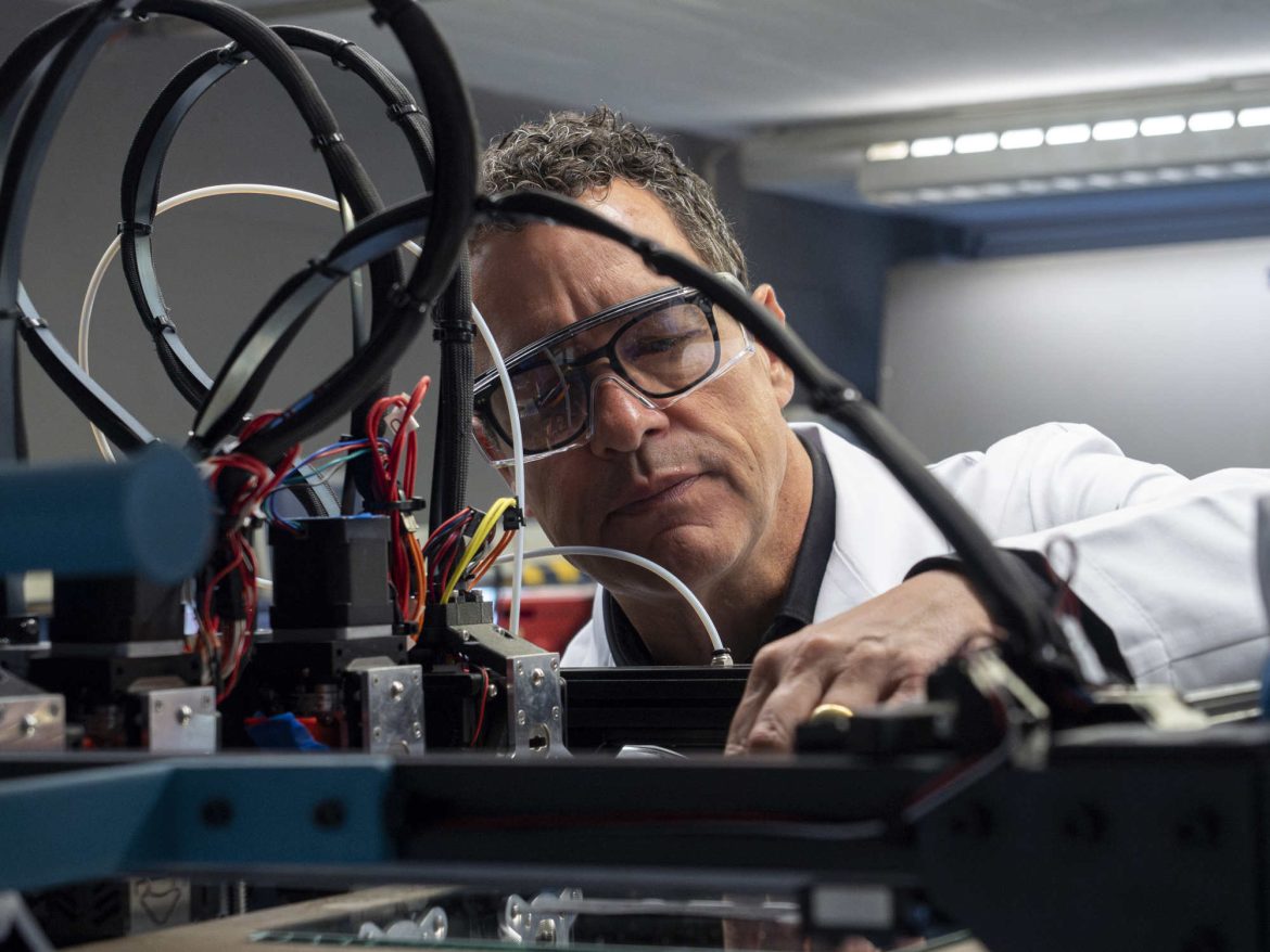 Empa-Forscher Frank Clemens und sein Team entwickeln weiche und intelligente Sensoren auf der Basis von Keramik-Partikeln. © Empa