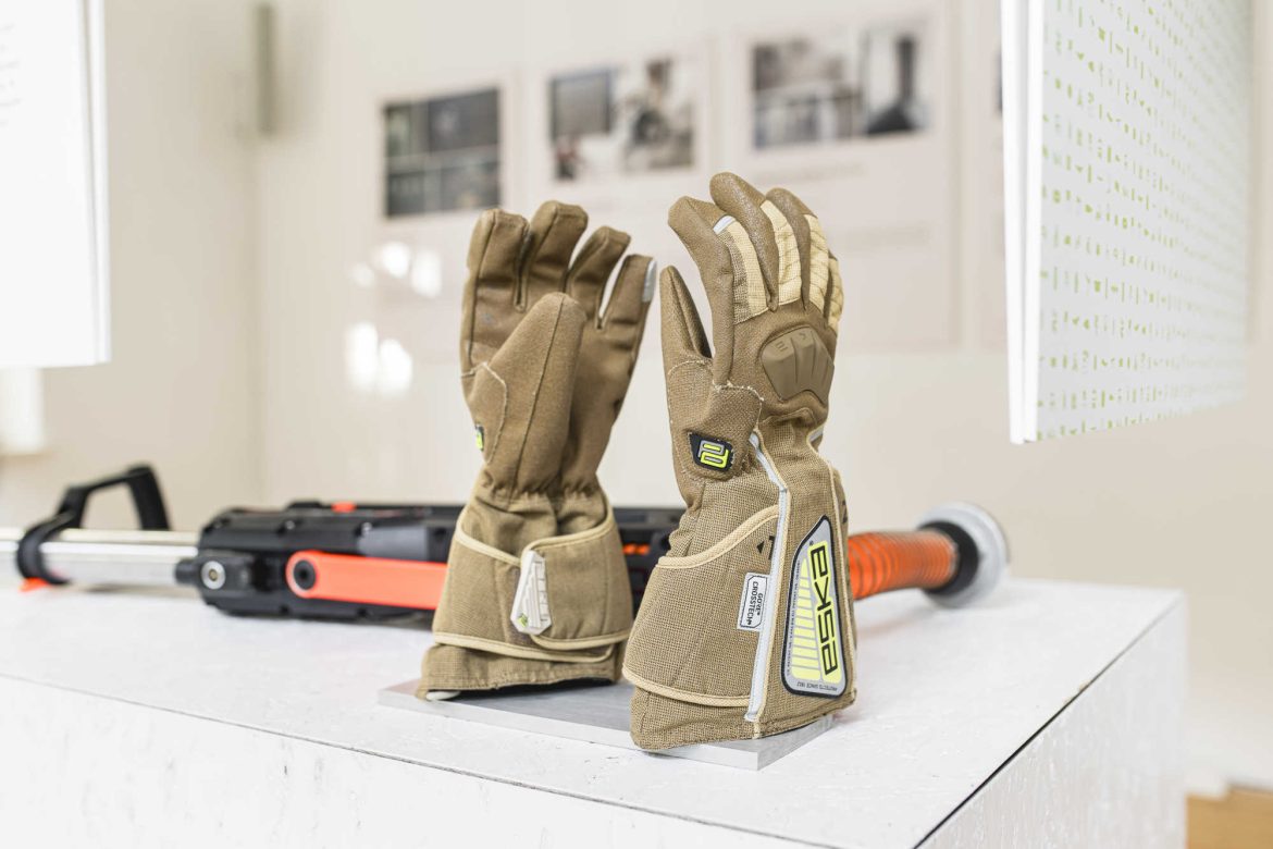 Diese Feuerwehrhandschuhe wurden mit dem Österreichischen Staatspreis Design ausgezeichnet. © Franz Oss