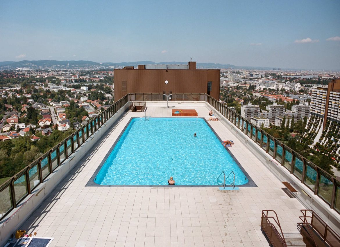 „Agency for Better Living“ widmet sich dem Wohnthema als gesellschaftspolitischer Frage von hoher Dringlichkeit. Bild: Pool auf dem Dach der Wohnanlage in Wien Alterlaa. Foto © Zara Pfeifer