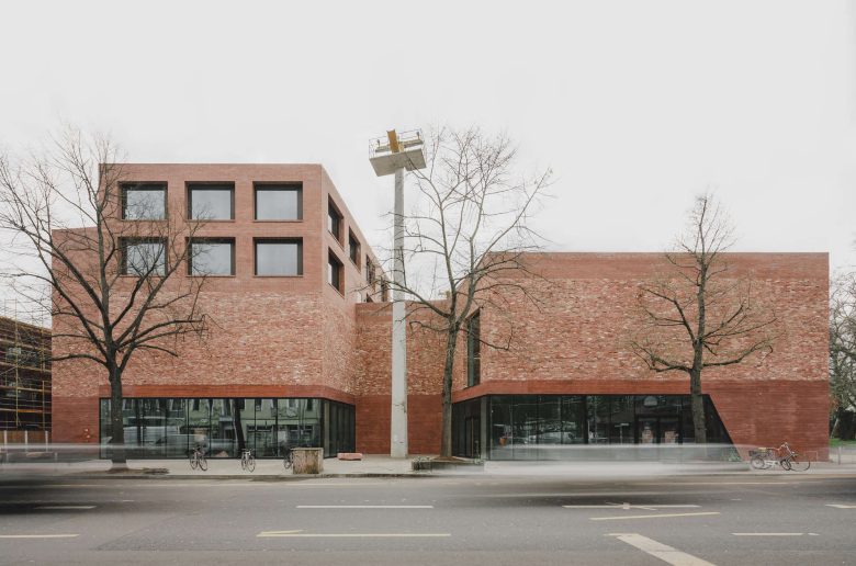 Ort der Begegnung an der Berliner Hermannstraße. Das Spore Haus musste um den denkmalgeschützten Lichtmast herumgebaut werden. © Tjark Spille