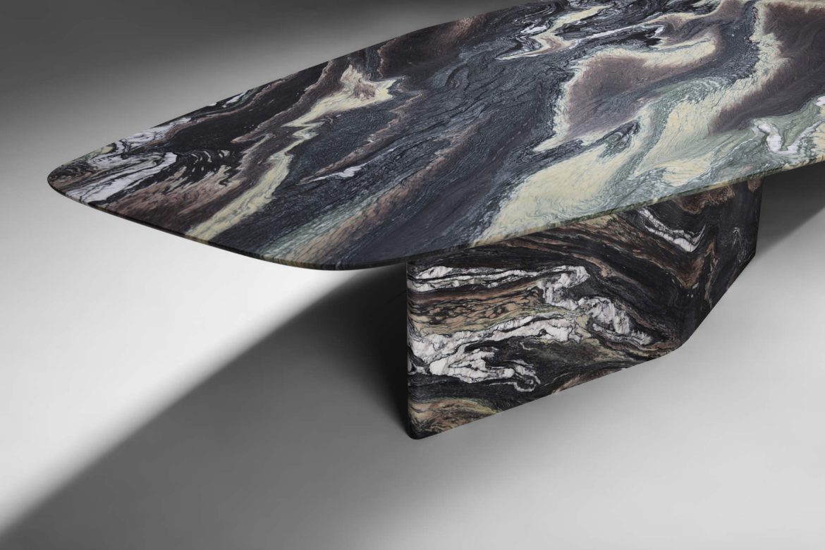 Expressiver Cipollino-Marmor und Metallbeine mit handpoliertem, brüniertem Messingfinish machen den Charakter des Tisches „Islas“ aus. © NEUTRA