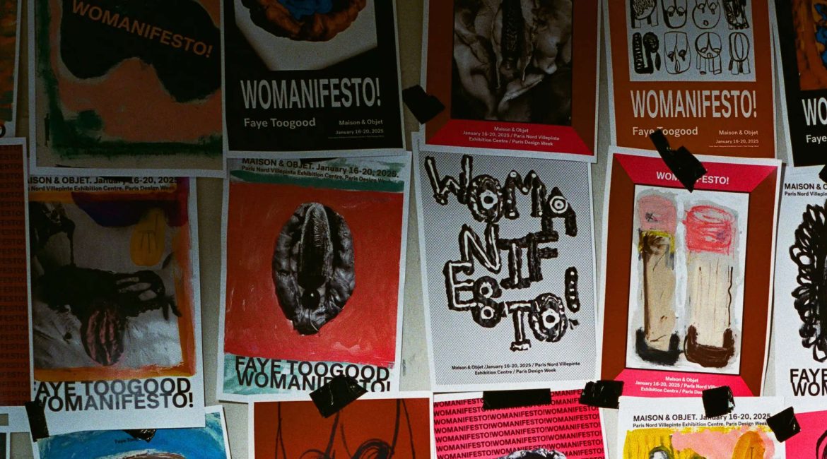 WOMANIFESTO! ist eine surrealistische Neuzusammenstellung des Archivs von Faye Toogood. Die Installation lud dazu ein, in den kreativen Kopf der britischen Designerin und Künstlerin einzutauchen. © Faye Toogood