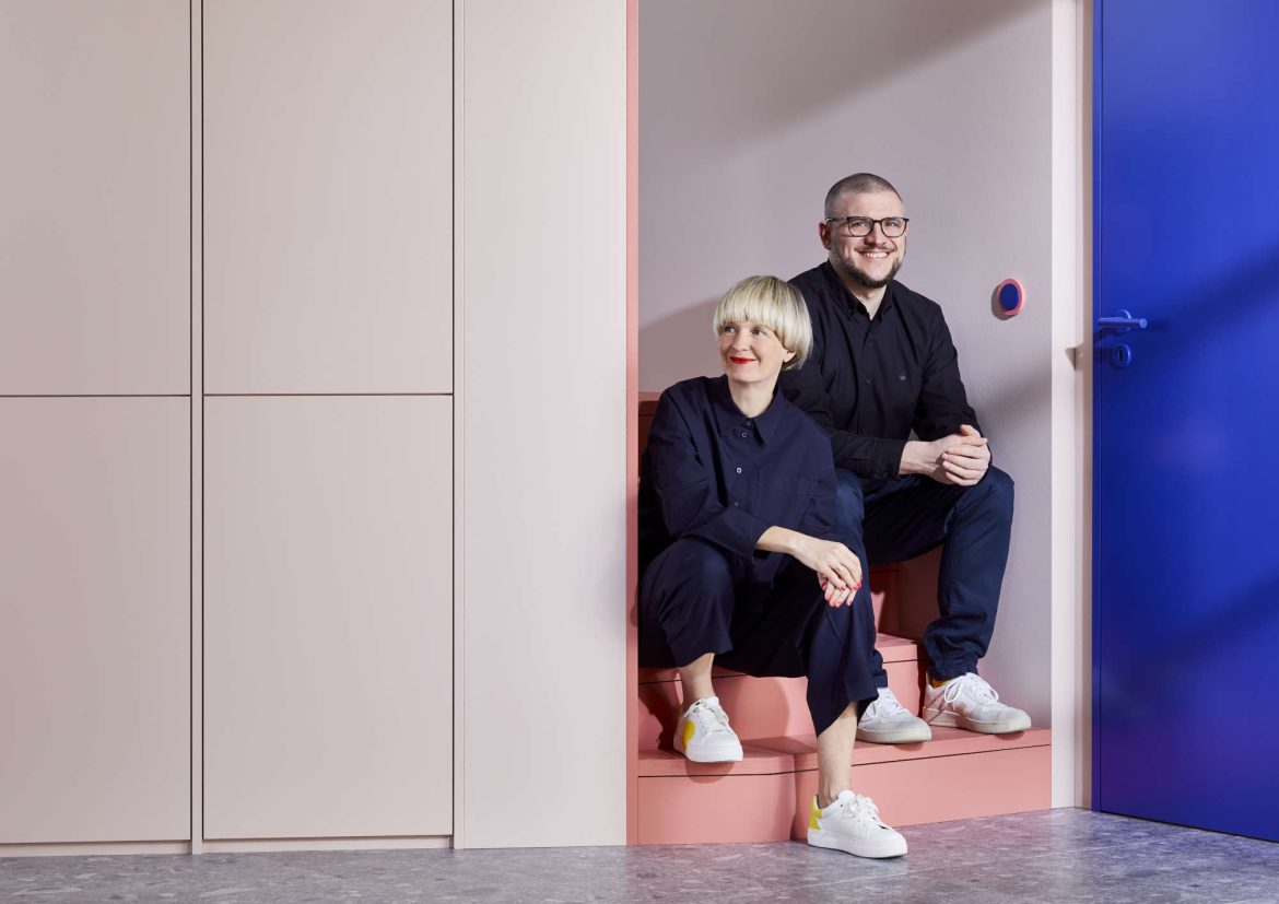 Eva Marguerre und Marcel Besau gehören mit zu den profiliertesten Kreativen, wenn es zur Gestaltung mit Farben und Farbkonzepten kommt. Nun haben sie Lichtschalter designt. © Hager Vertriebsgesellschaft mbH & Co. KG