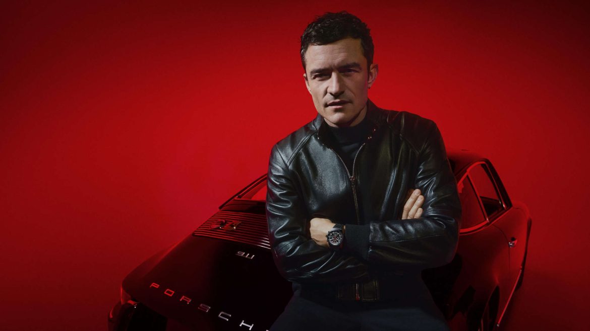 Die Kampagnenmotive mit Orlando Bloom sind in den markentypischen Farben Schwarz und Rot gehalten und wurden gemeinsam mit der Inspirationsquelle der Uhr, dem Porsche 911, inszeniert. © Porsche Design